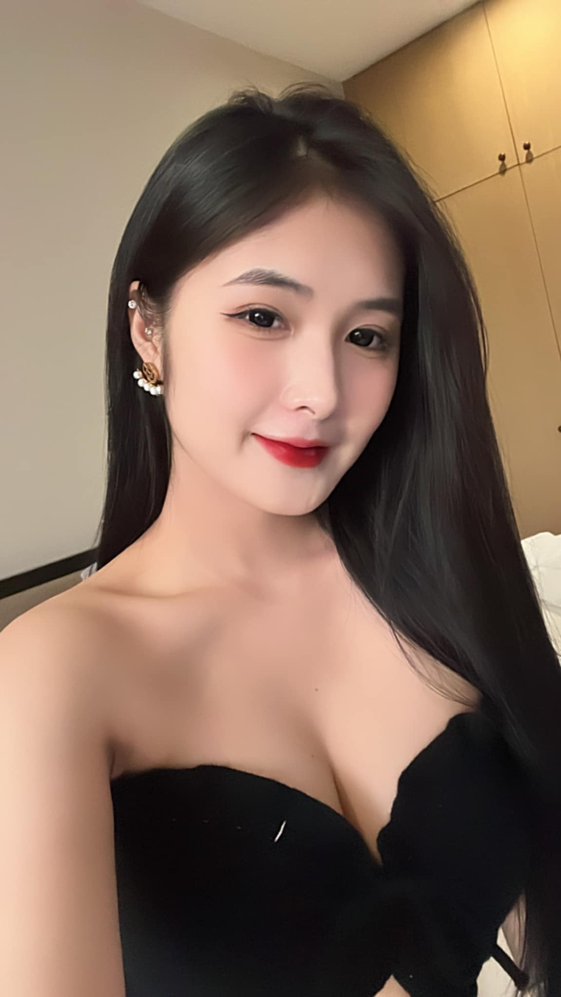 Cô nàng sở hữu một vẻ đẹp ngọt ngào cùng với sống mũi cao, đôi mắt 2 mí