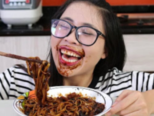 Thơ Nguyễn từng bị chỉ trích rất nhiều vì một số video mà cô đăng tải có nội dung khá phản cảm, có thể gây ảnh hưởng xấu đến cho các cháu nhi đồng