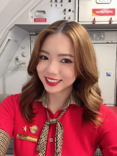 Là một Hot Tiktoker nhưng công việc chính của Trương Nhã Dinh lại là một tiếp viên hàng không xinh đẹp, quyến rũ
