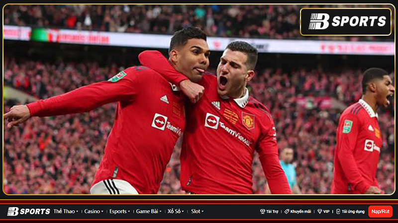HLV Ten Hag nói về khả năng MU có được 4 chiếc Cup