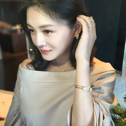 Từ Hy Viên là một nữ diễn viên, một ca sĩ người Đài Loan