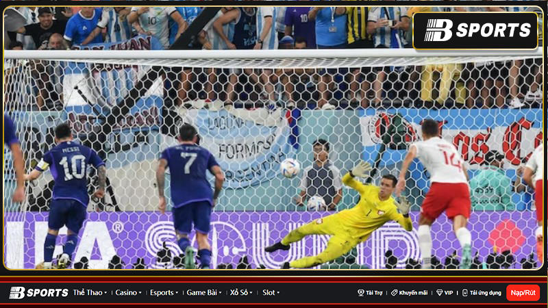 Wojciech Szczesny cản phá thành công quả phạt đền của Lionel Messi trong trận Ba Lan thua ở vòng bảng trước Argentina