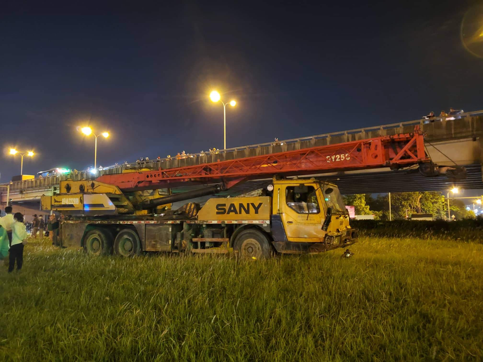 Hiện trường vụ tai nạn xe cẩu đâm chết người và làm toàn bộ khu phố mất điện
