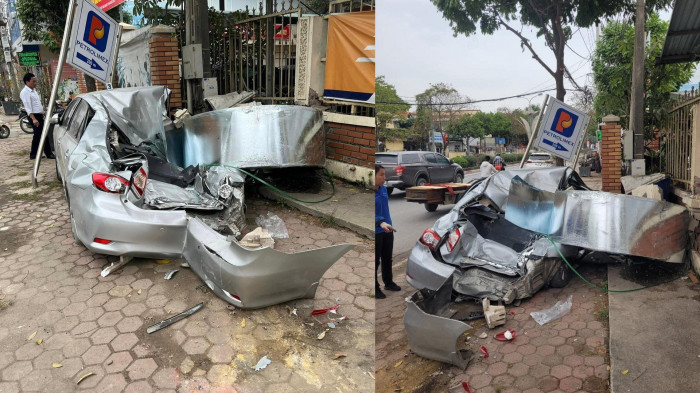 Chiếc xe ô tô con đã bị cuộn thép rơi xuống nét bét cả xe