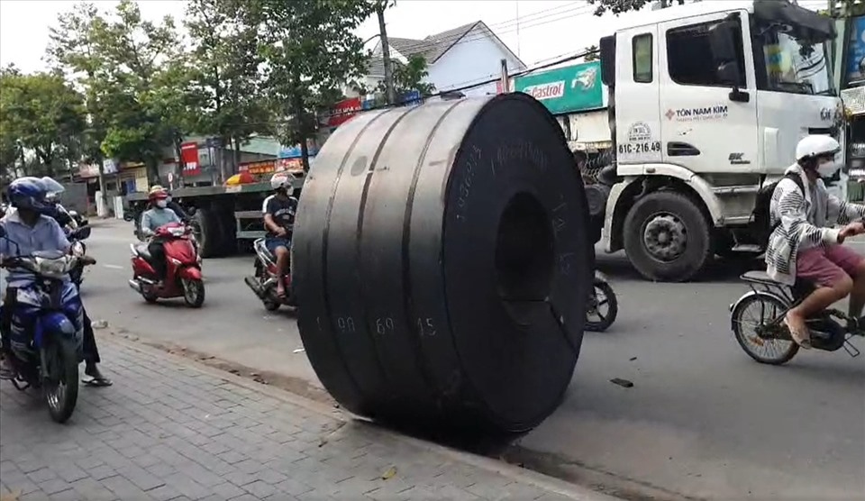 Cuộn thép ở dưới lòng đường sau khi rơi